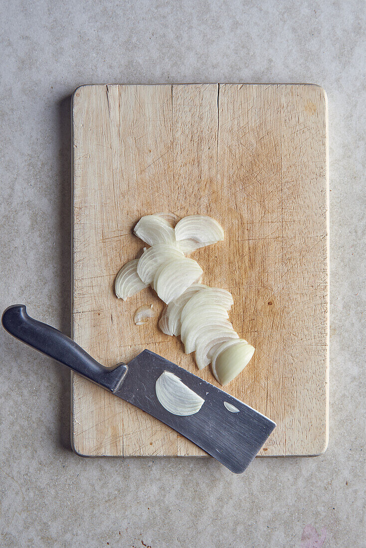 Zwiebel in Halbmonde geschnitten