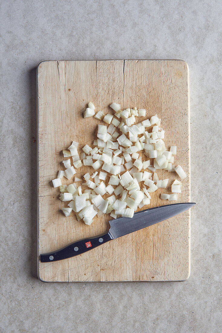 Zwiebel in Würfel geschnitten