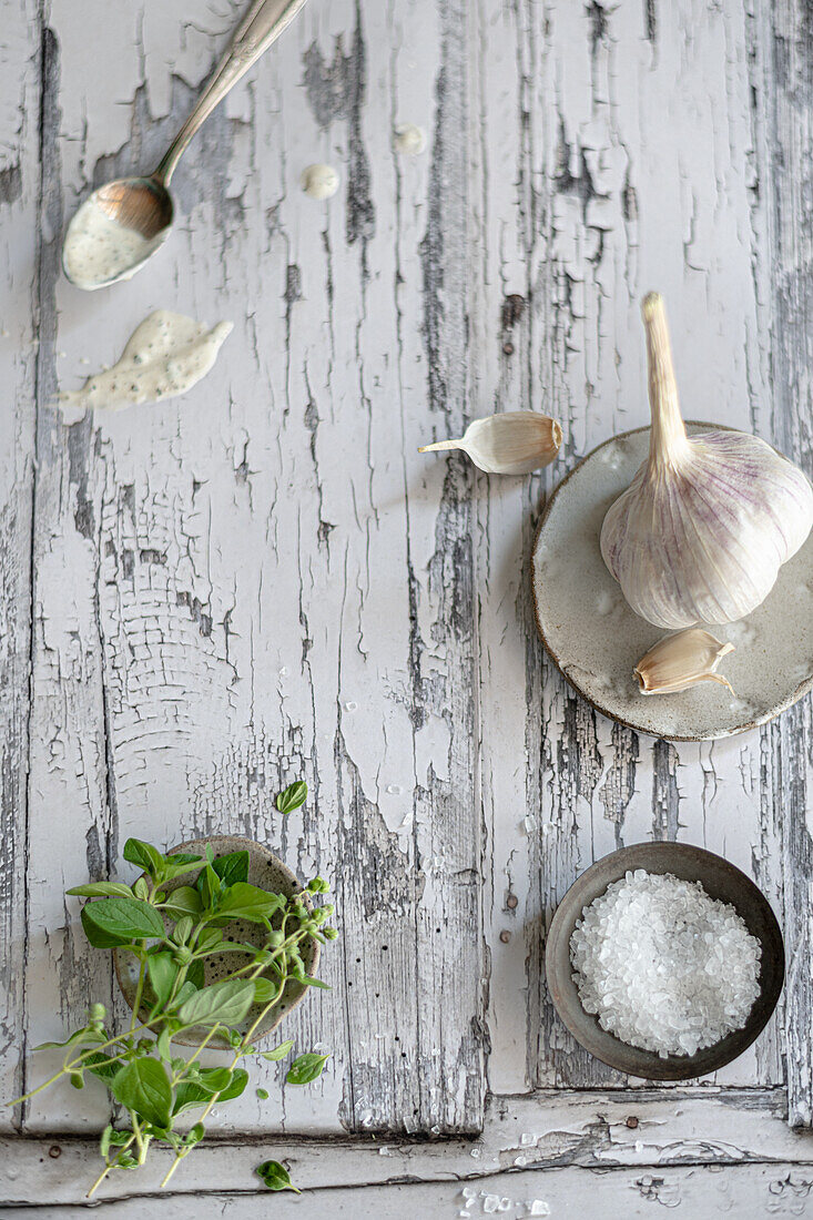 Basilikum, Knoblauch, Meersalz und Joghurtdressing