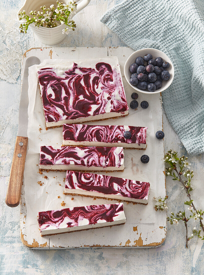 Zuckerfreie Blaubeer-Käsekuchen-Schnitten ohne Backen, vegan