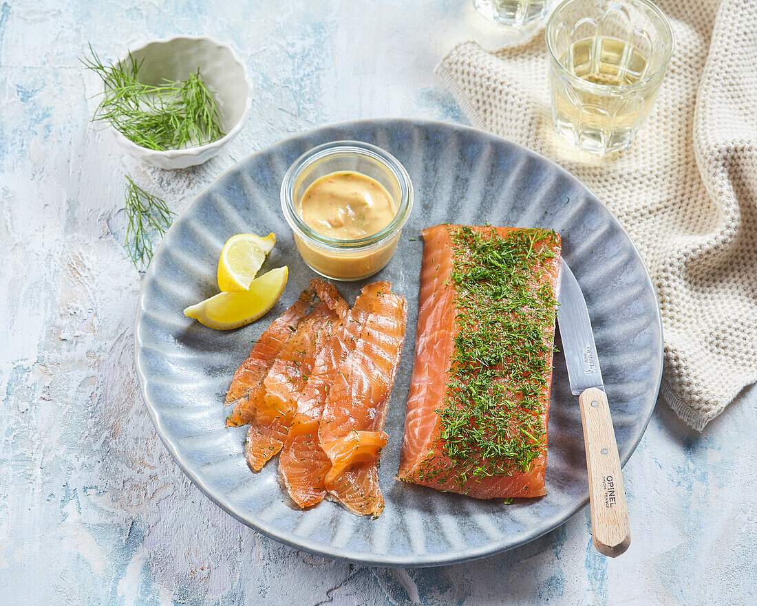Gravlax (cured salmon with dill)