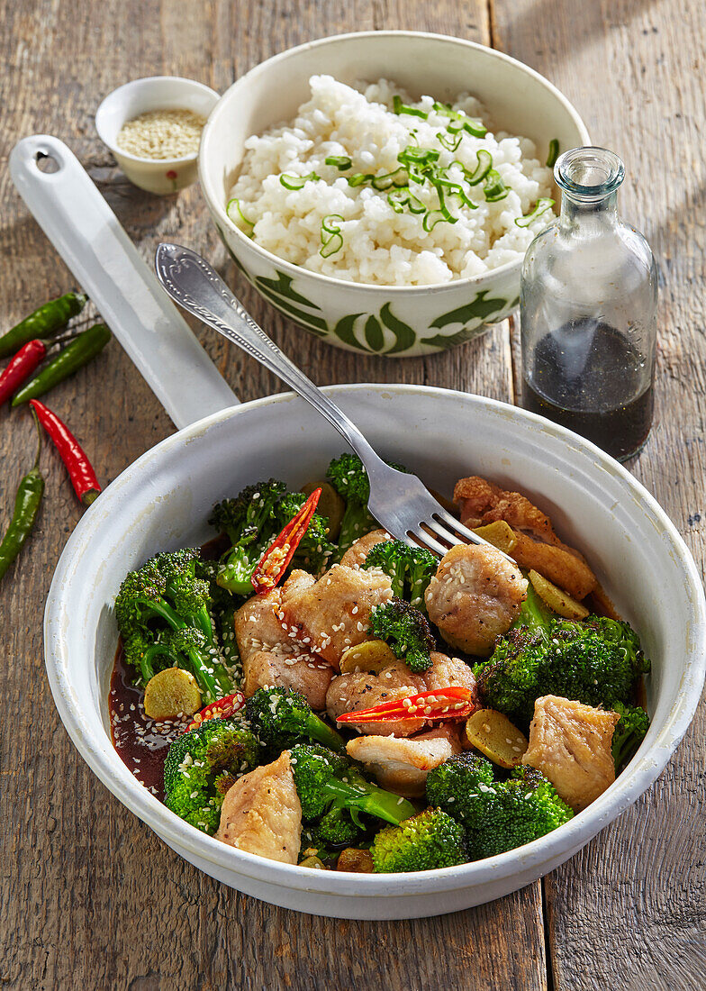 Scharfes Hähnchen Stirfry mit Brokkoli und Reis