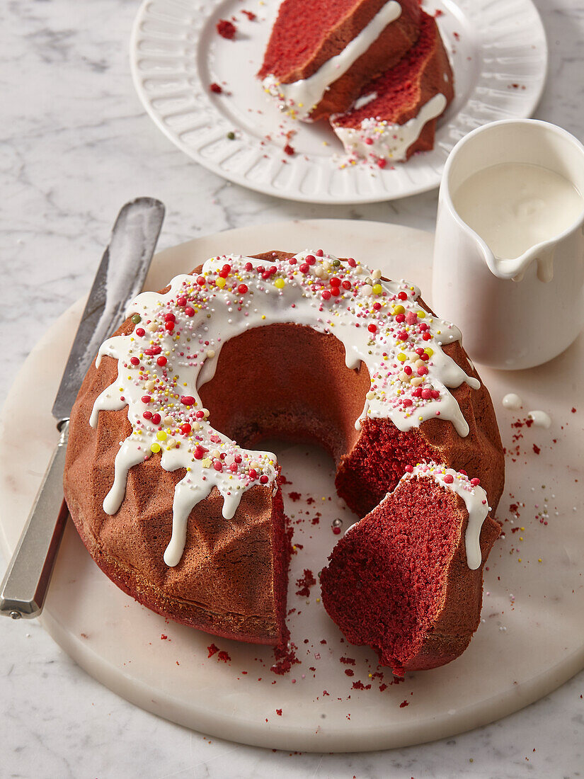 Red Velvet Bundt Cake mit Zuckerglasur