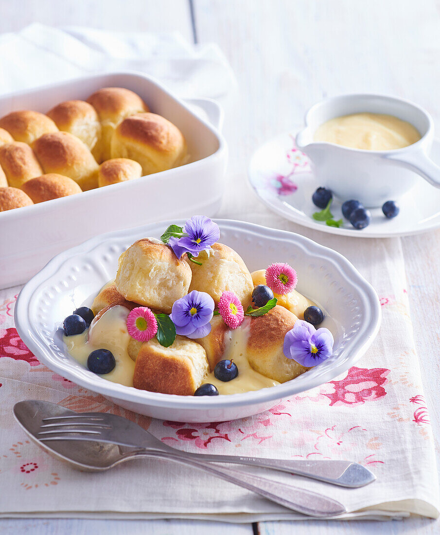 Buchteln mit Vanillesauce und Heidelbeeren