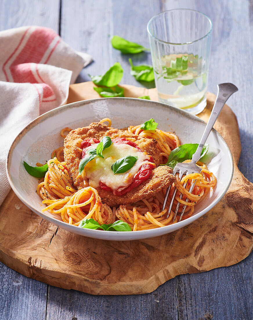 Kalbs-Parmigiana auf Spaghetti