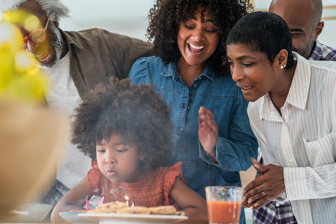 Glückliche Familie feiert Geburtstag des Mädchens zu Hause