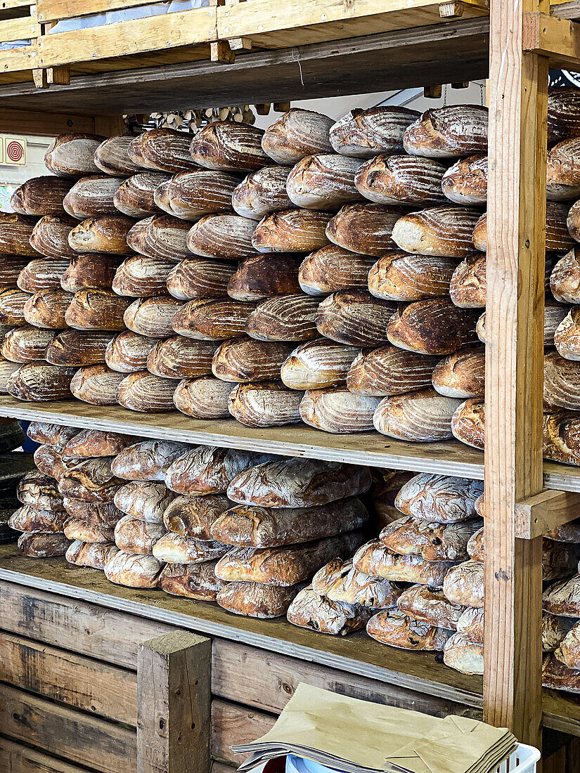 Sauerteigbrote und Ciabtta-Brote zum Verkauf auf dem Bauernmarkt in Kapstadt, Südafrika