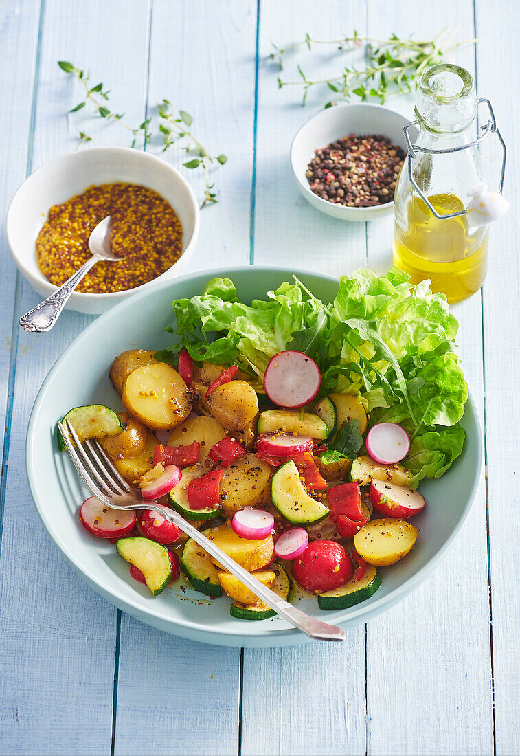 Kartoffel-Zucchini-Salat mit Radieschen