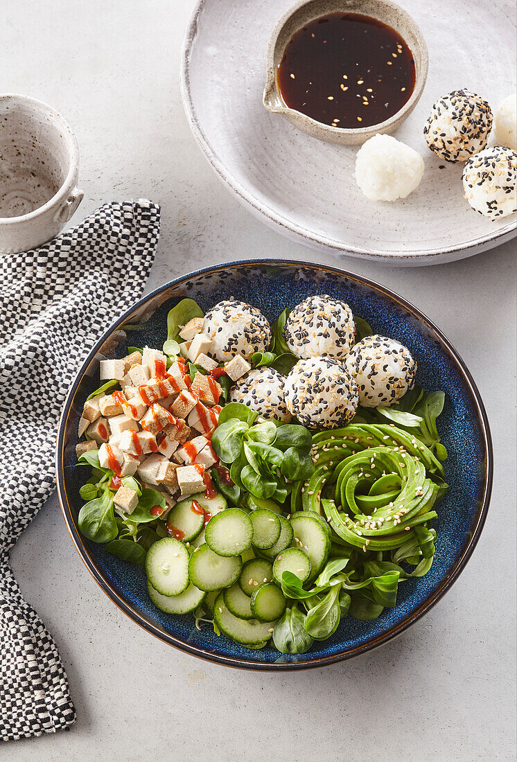 Vegetarische Sushi-Bowl mit Reisbällchen, Tofu und Gemüse
