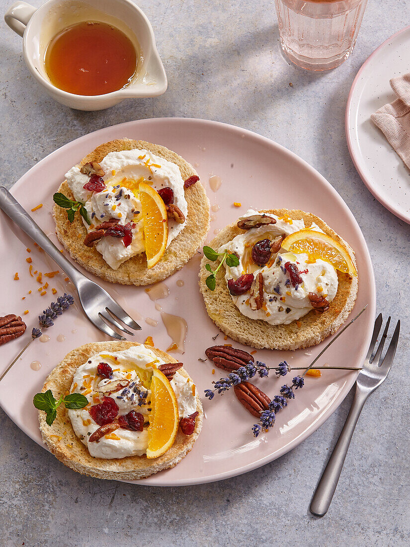 Toasts with ricotta, pecan nuts and maple syrup