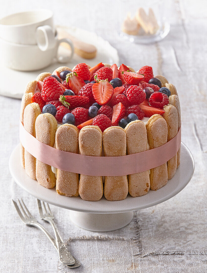 Tiramisu-Kuchen mit Sommerbeeren