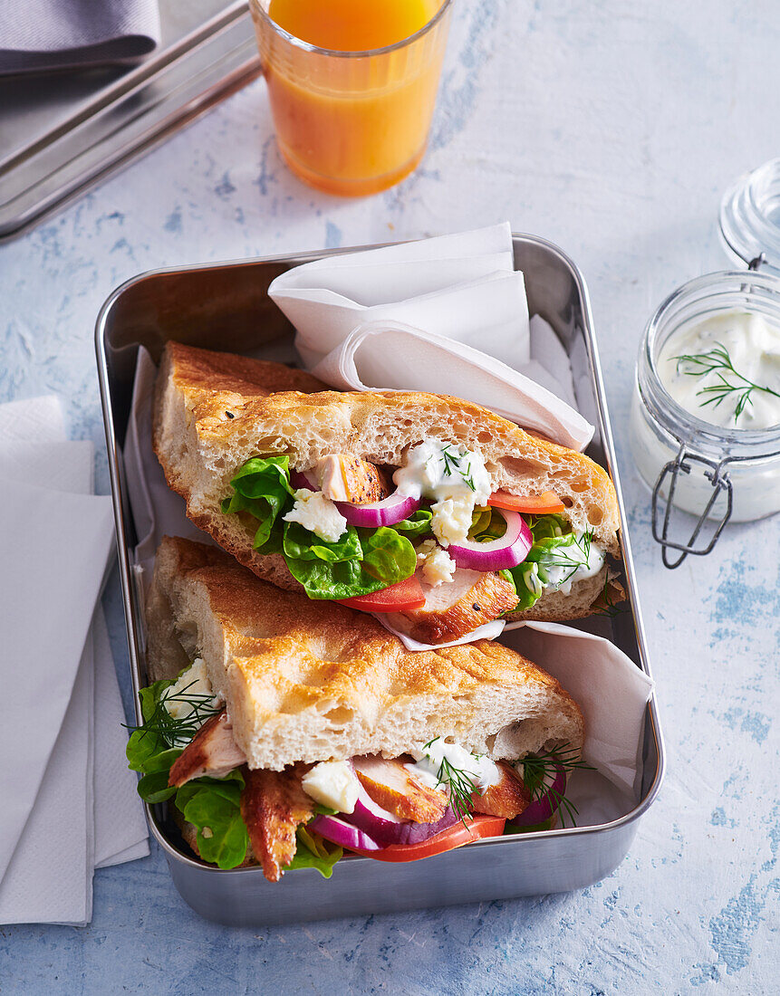 Würzige Fladenbrot-Sandwiches mit Hähnchen