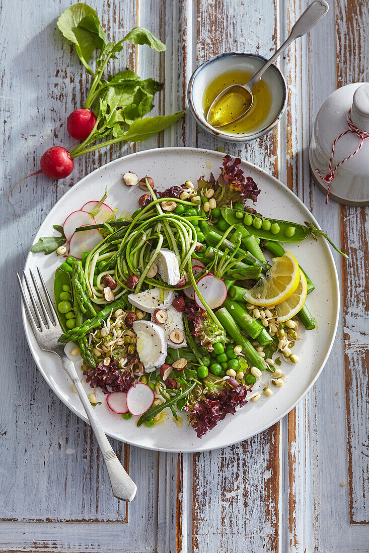 Spring asparagus salad with goat cheese and hazelnuts