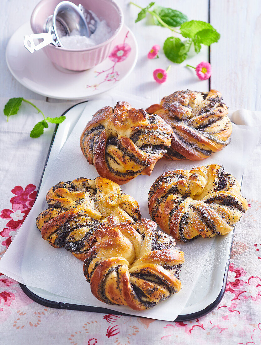 Yeasted swirl buns with poppy seeds