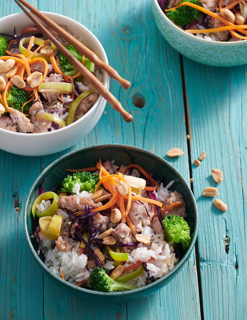 Asiatische Reis-Bowl mit Putenfleisch, Gemüse und Erdnüssen