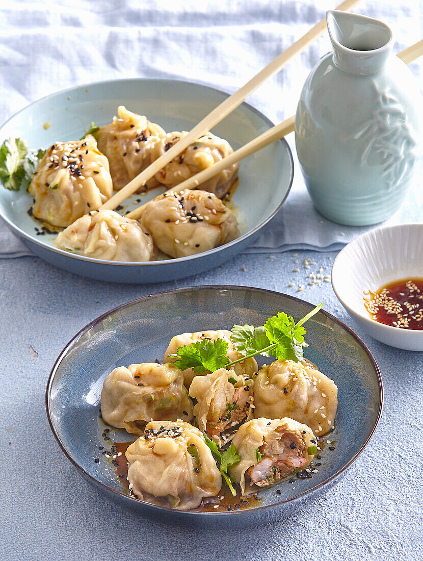 Asiatische Teigtaschen mit Schweinefleisch und Garnelen