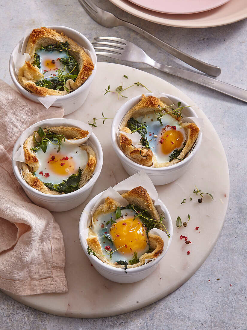 Baked savoury tarts with spinach and egg