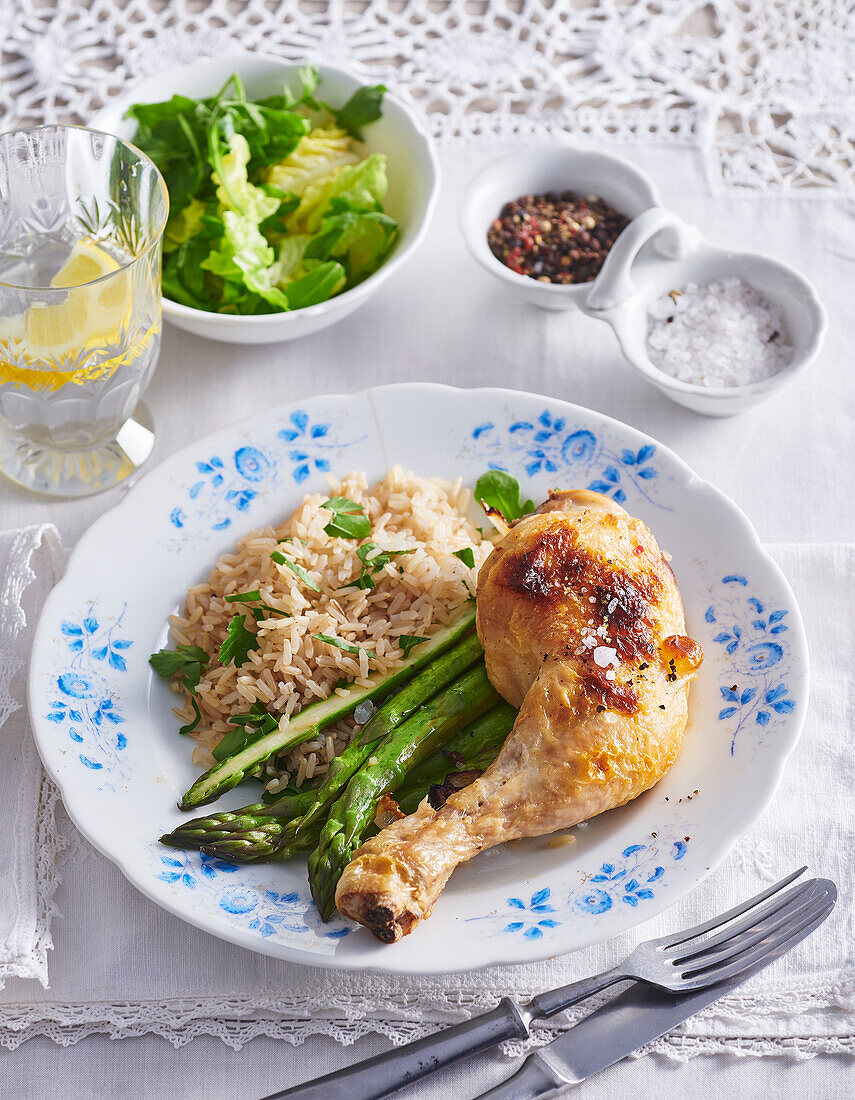 Gebackenes Hähnchen mit Reis und Spargel