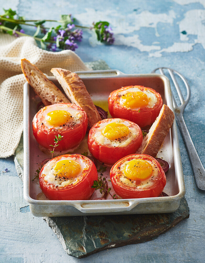 Gebackene Eier in ausgehöhlten Tomaten