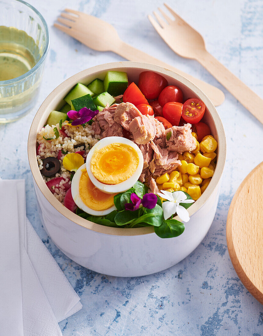Couscous-Salat mit Thunfisch, Gemüse und gekochtem Ei