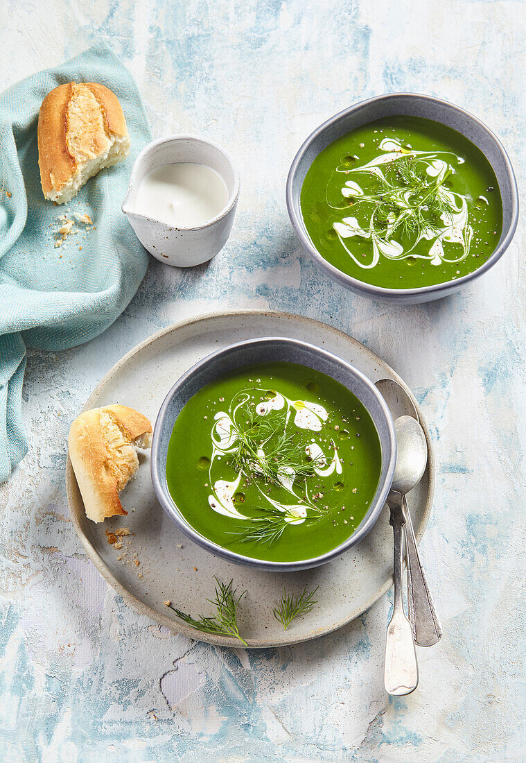 Creamy spinach soup with dill