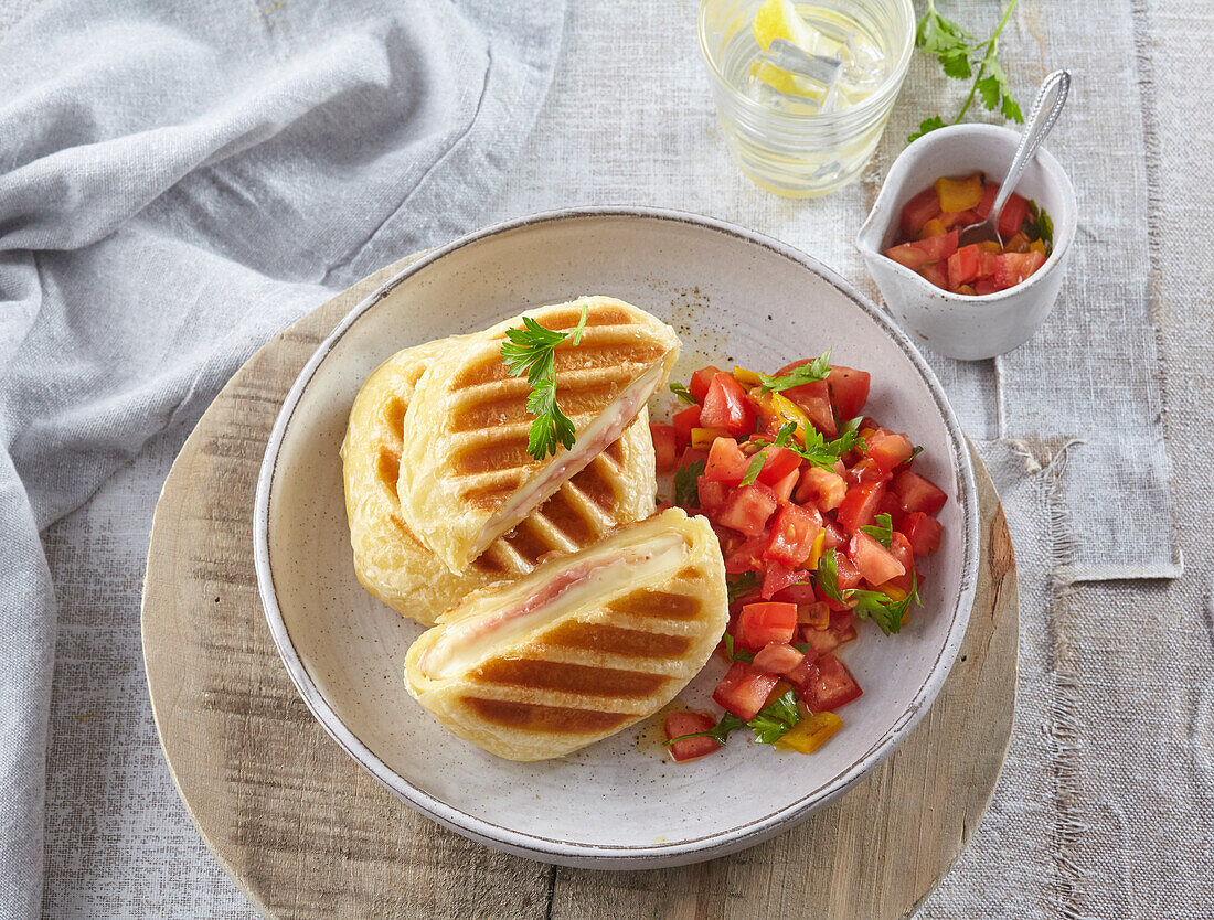 Gegrillter Camembert mit Tomatensalat