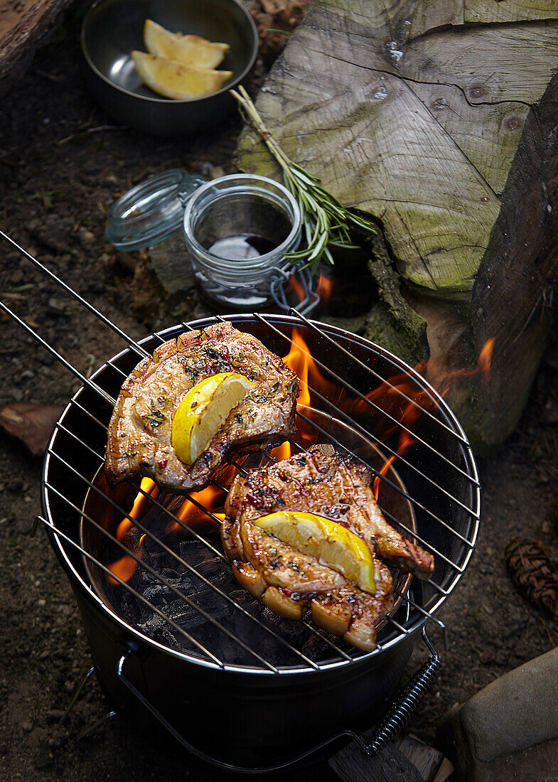 Gegrillte Schweinekoteletts mit ZItrone