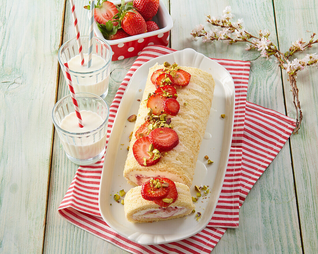 Cake roll with fresh strawberries