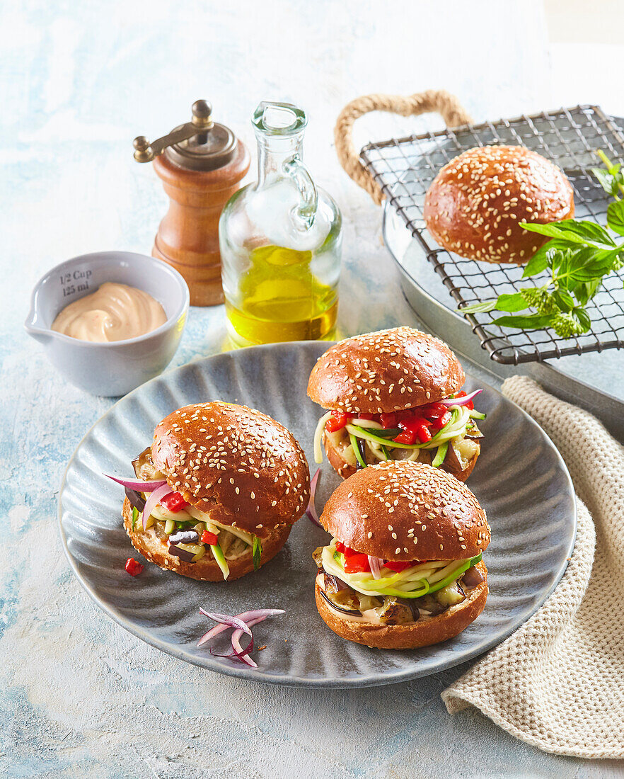 Burgers with grilled vegetables