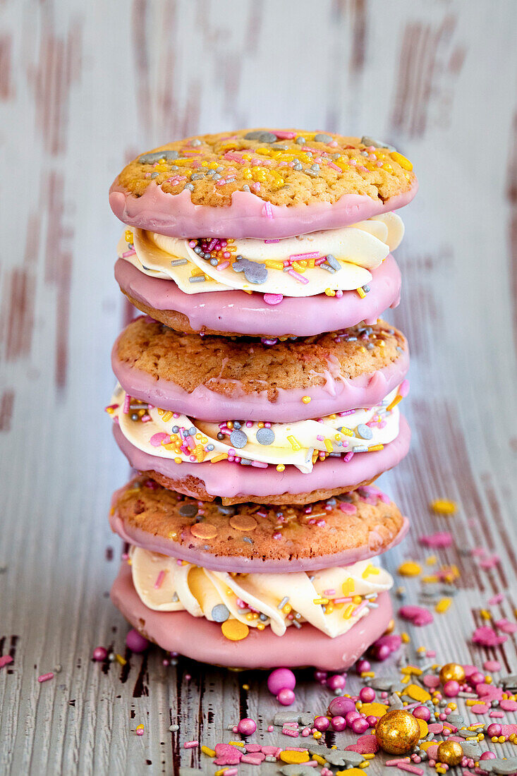 Cookie-Sandwich mit pinker Zuckerglasur und bunten Zuckerkonfetti