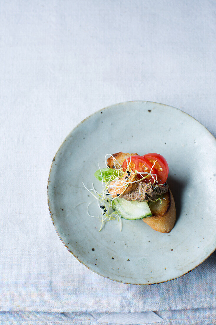 Vegane Oliven-Tomaten-Crostini