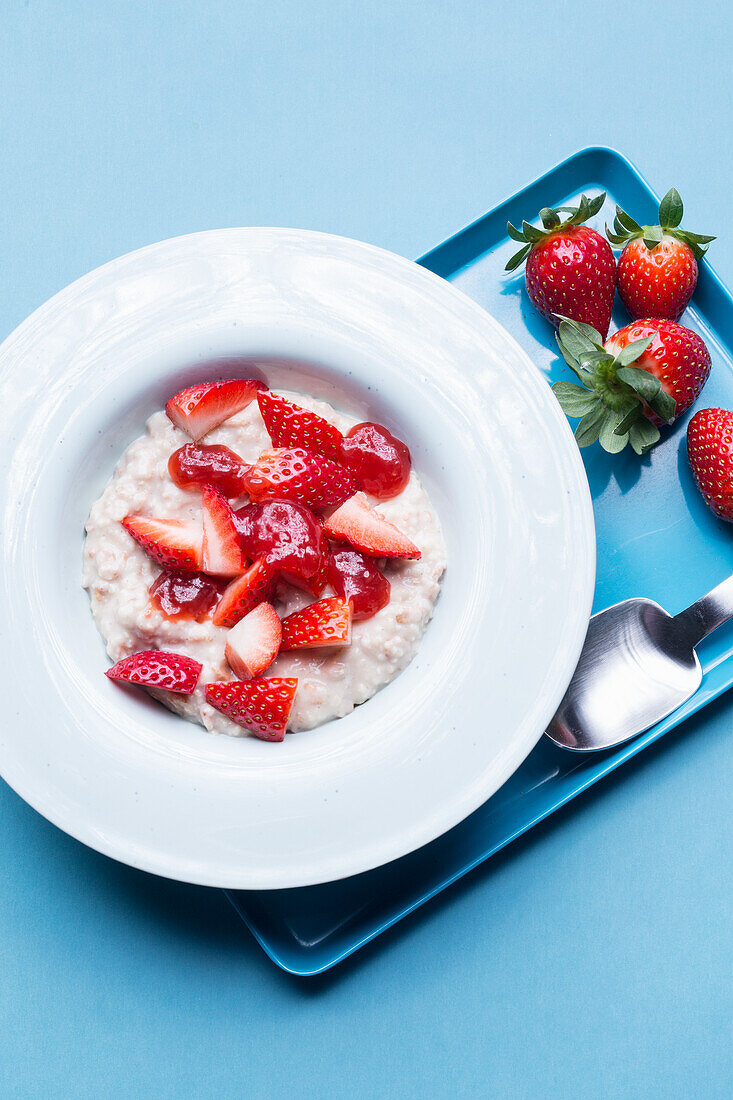 Porridge with peanut butter and fresh strawberries