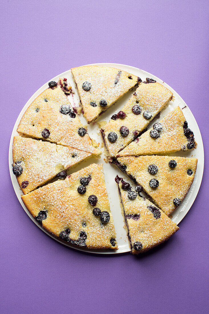 Lemon cake with berries