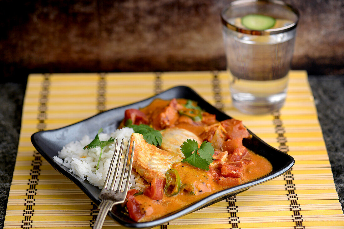 Indischer Fisch in würziger Tomatensauce