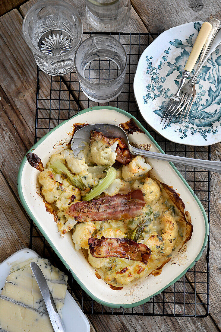 Blumenkohlgratin mit Blauschimmelkäse und würzigem Speck