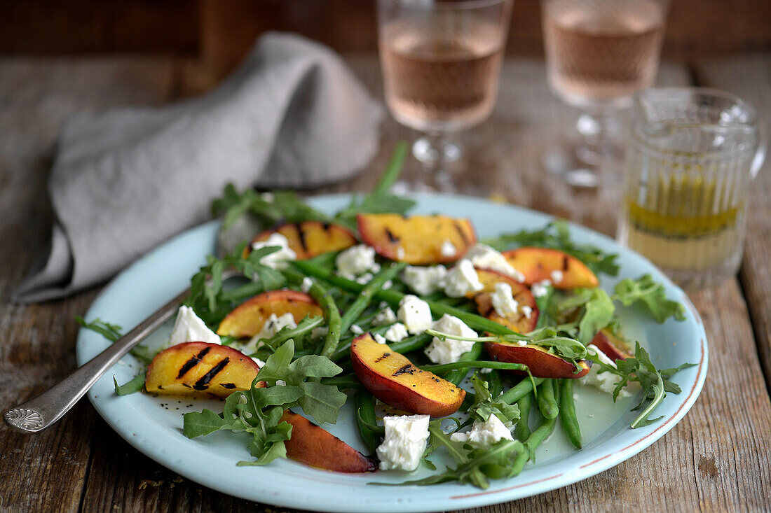 Bohnensalat mit gegrillten Nektarinen und Feta