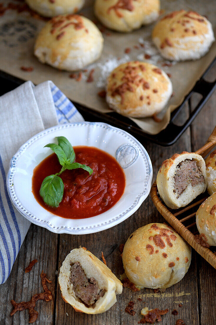 Mit Hackfleisch gefüllte Brötchen, serviert mit Tomatensauce