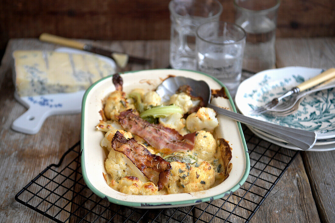 Blumenkohlgratin mit Blauschimmelkäse und würzigem Speck