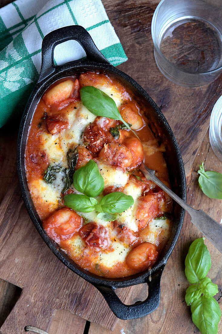 Gnocchi-Gratin mit Tomate und Mozzarella