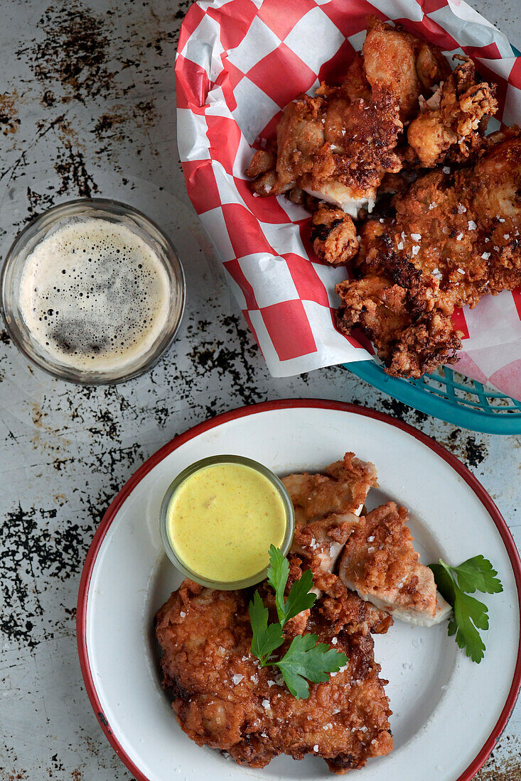 Frittiertes Hähnchen mit Kokosnuss-Curry-Sauce