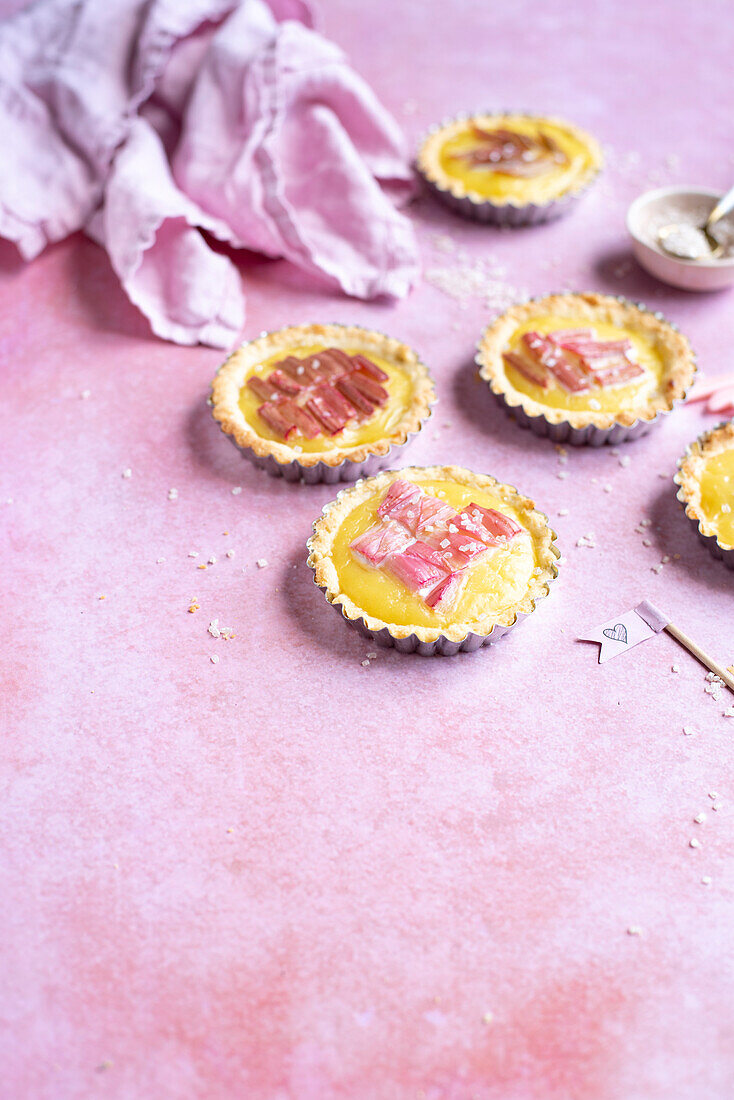 Pudding tartlet with rhubarb