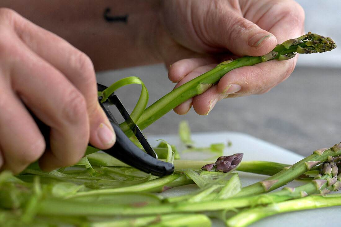 Grünen Spargel schälen