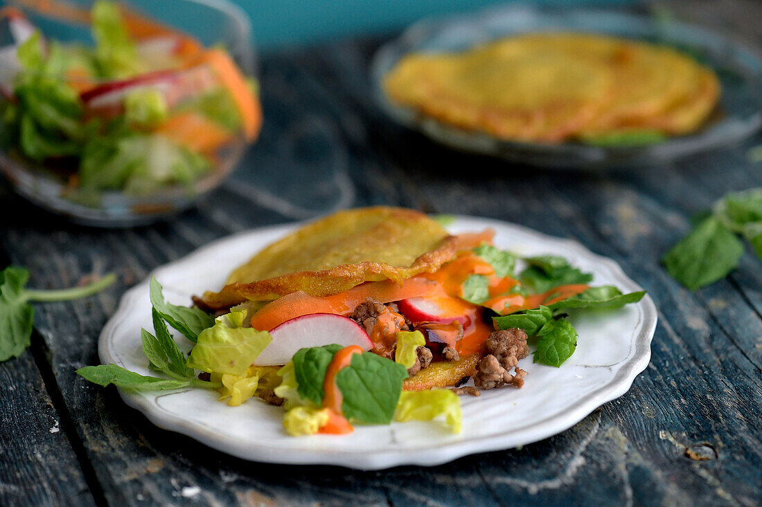 Vietnamesisches Gericht mit Hackfleisch, Gemüse und Pancake