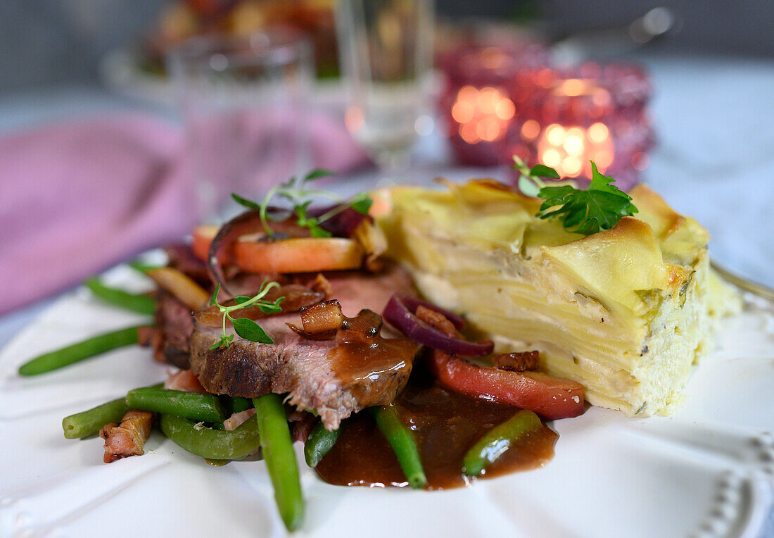 Silvestermenü - Rostbraten mit Äpfeln, grünen Bohnen, Kartoffelkuchen und Portweinsauce