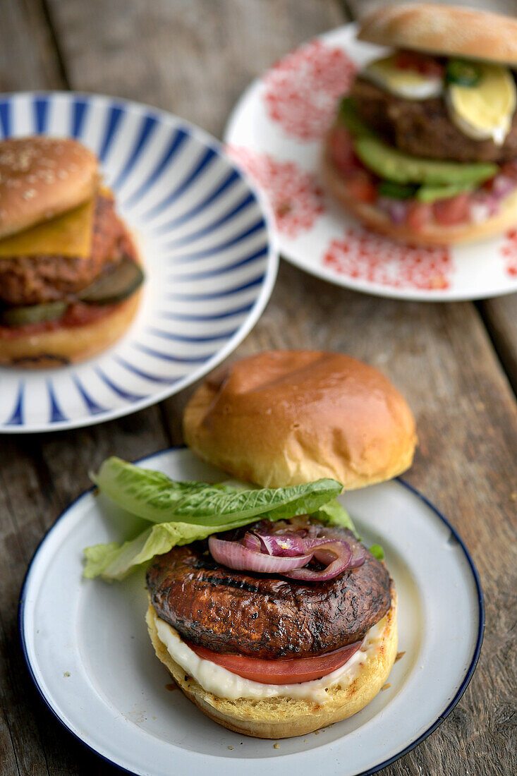 Portabello-Burger mit karamellisierten roten Zwiebeln und Limetten-Aioli