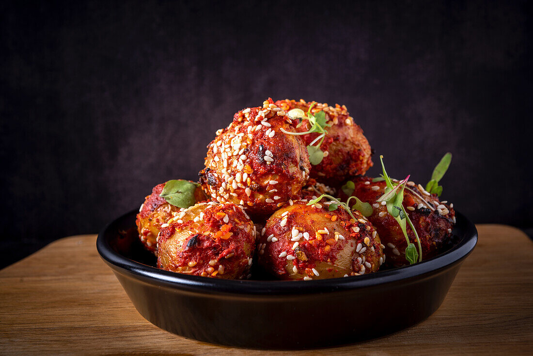 Tandoori Aloo - Marinated fried potatoes with sesame seeds (India)