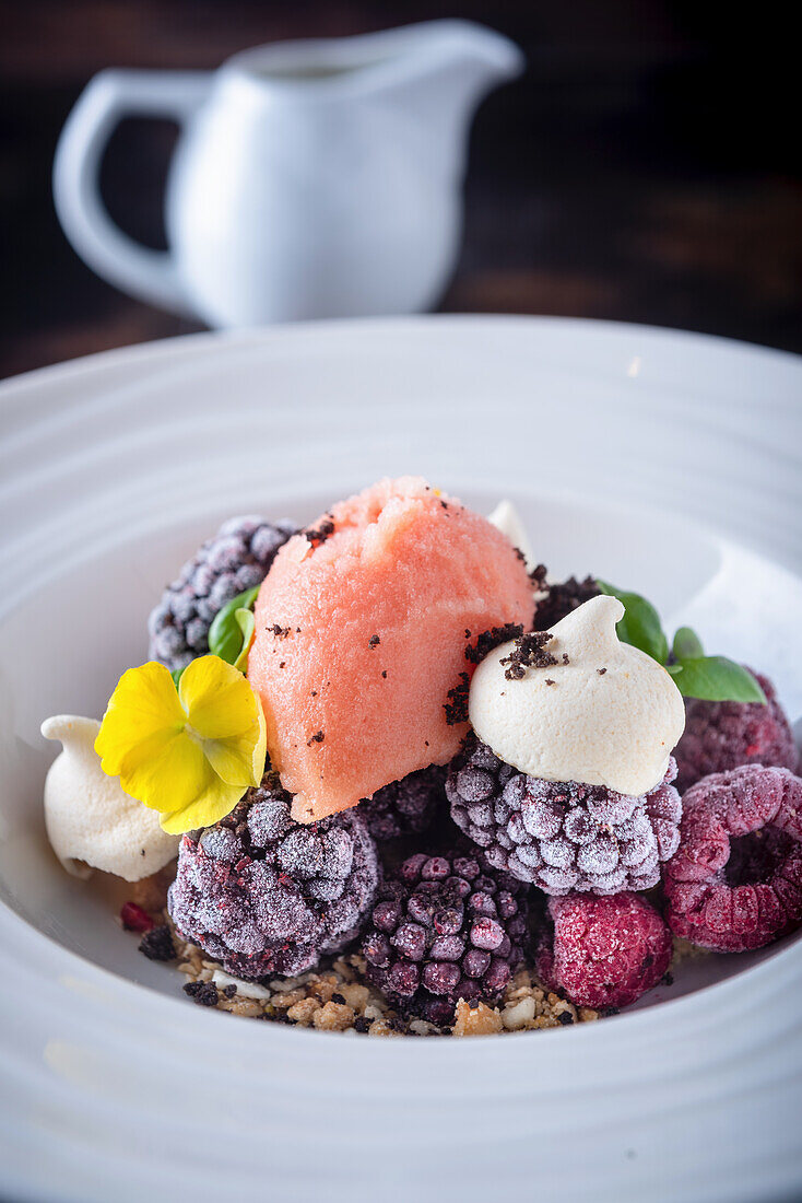 Gefrorene Sommerbeeren mit Blutorangen-Granita