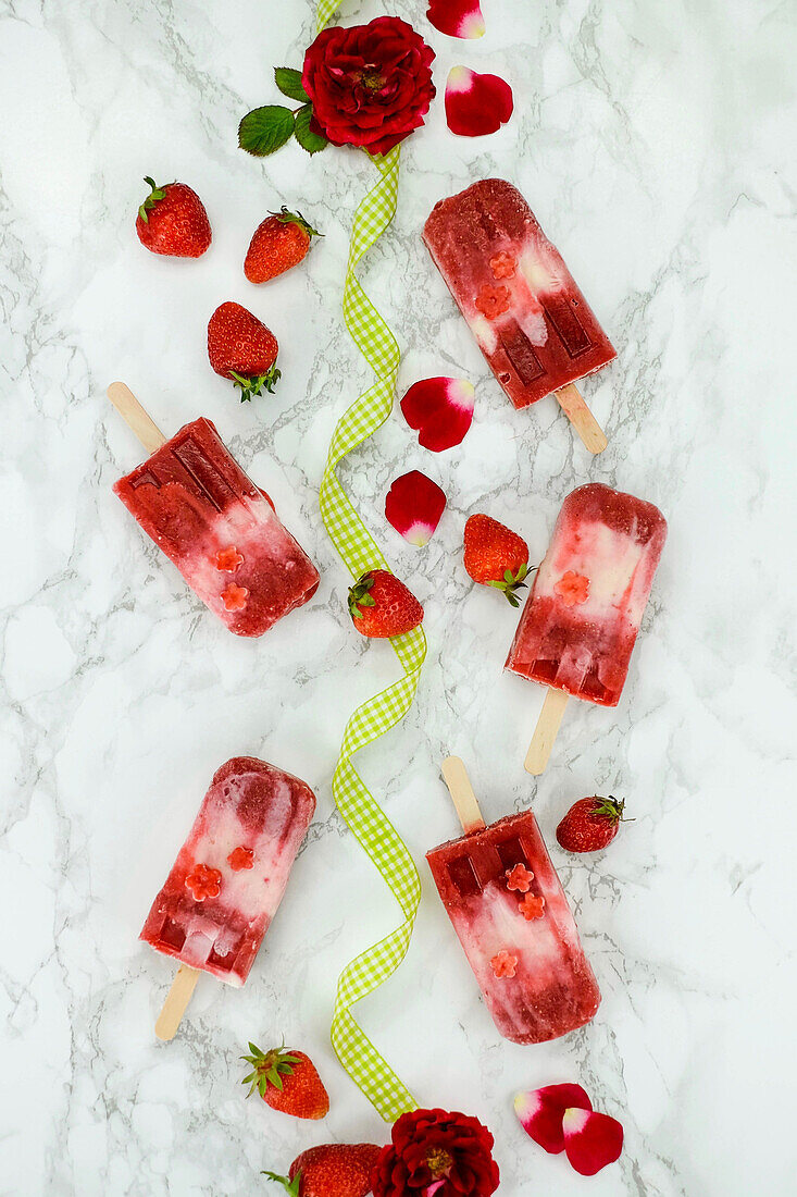 Strawberry-yoghurt ice cream pops