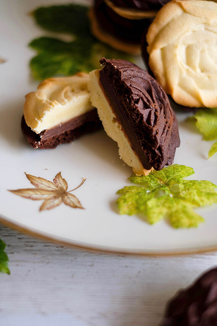 Filled chocolate-vanilla biscuits