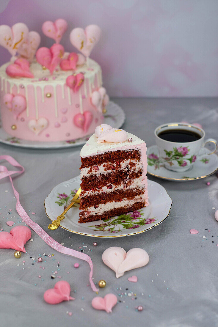 Granatapfel-Red-Velvet-Cake mit Herzdekoration